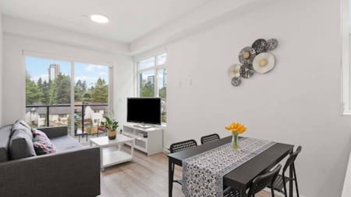 Surrey Apartment | Modern Central 1BR condo, Surrey