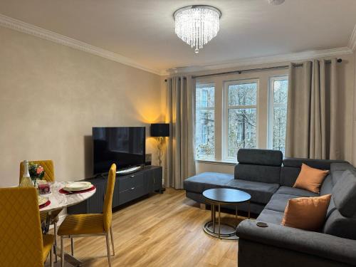 Tollcross Apartment | Modern Central 2 King Size Bed Flat Free Parking
