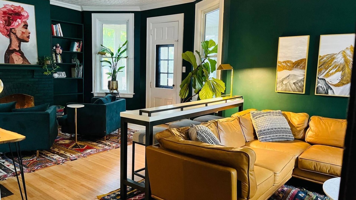 Sarnia House | Modern Century Home. Walk Downtown. 10 mins to Beach