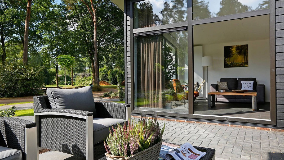 Markelo Ski Chalet | Modern chalet with a smart TV near forest
