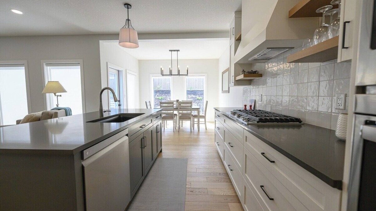 Clairmont House | Modern Charm | Full House + AC | 2 Smart TVs