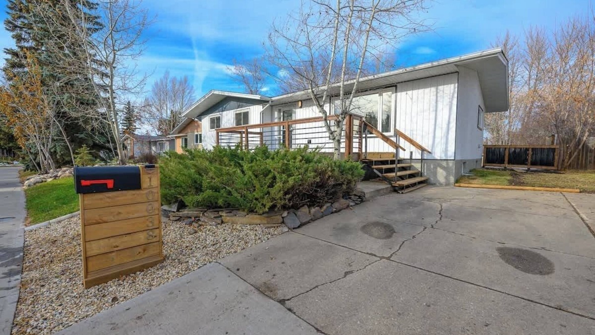 Grande Prairie House | Modern Charm | Full House | Free WI-FI