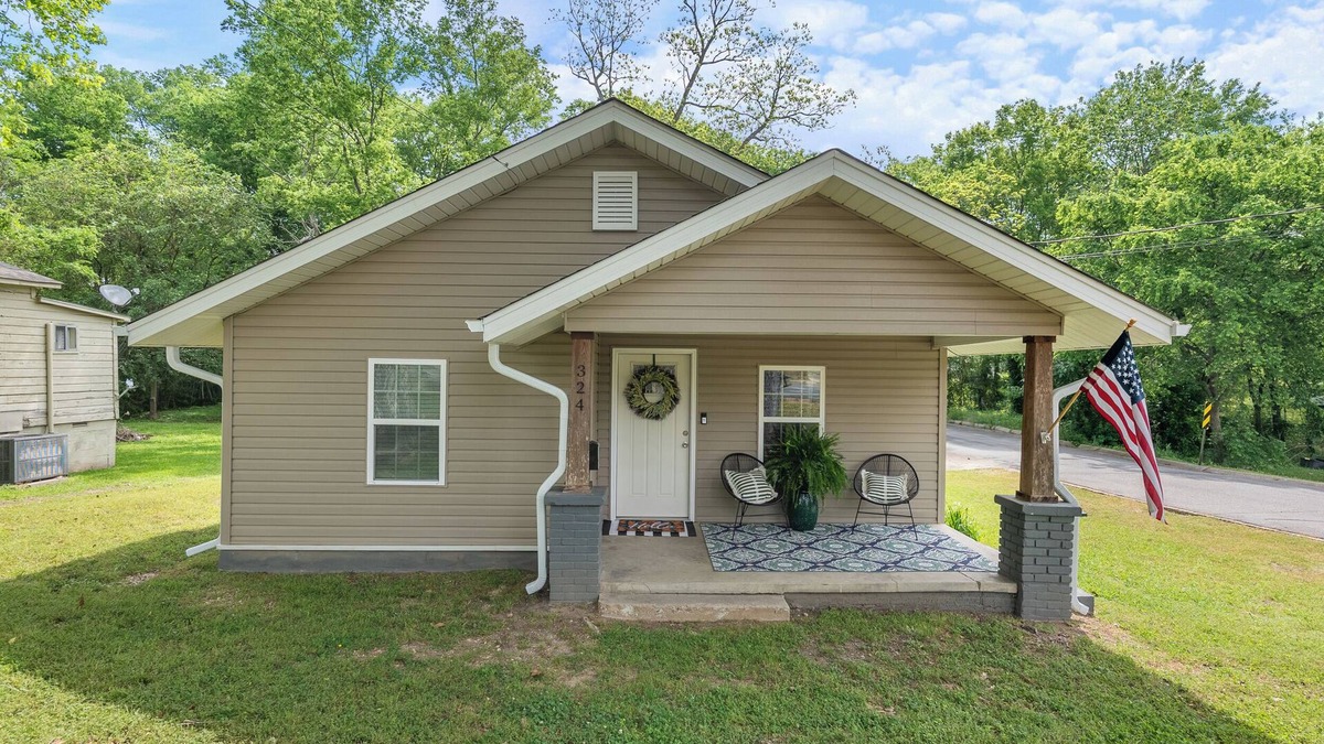 Benton House | Modern Charming 3BR/2BA Home. Walking distance to Downtown Benton & Tyndall Park