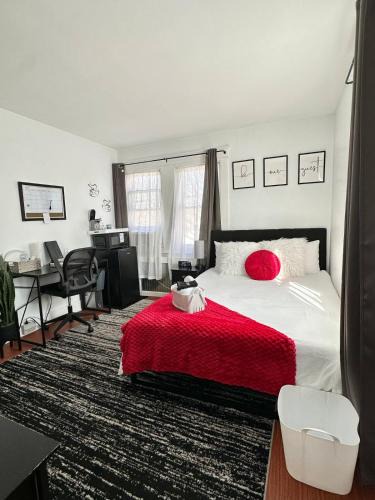 Hicksville House | Modern Chic CoCo Chanel Inspired * Biz Friendly * Close To All