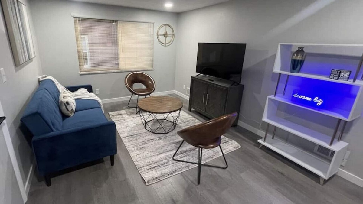 Franklin Park Apartment | Modern Chic in Old Town East
