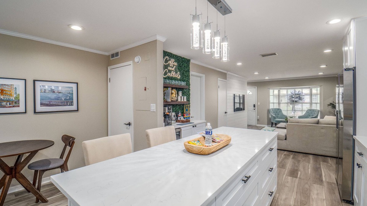 SoHo Condo | Modern Chic~Walk to Hyde Park, Bayshore, Soho~ Parking, Washer/Dryer, Patio