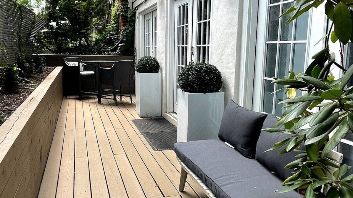 Woodley Park Apartment | Modern, Chic, Walk to Shops and Private Parking