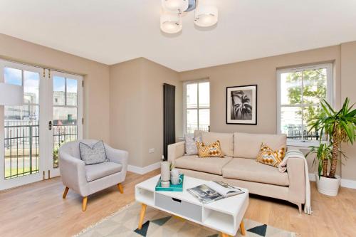 Bonnington Apartment | Modern City Centre 2 Bedroom 2 Bathroom Apartments, Main Door Ground with Private Parking
