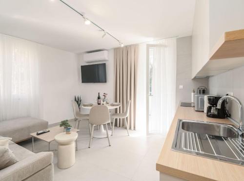 Gruz Apartment | Modern City Escape with Balcony - Near the Ferry Port
