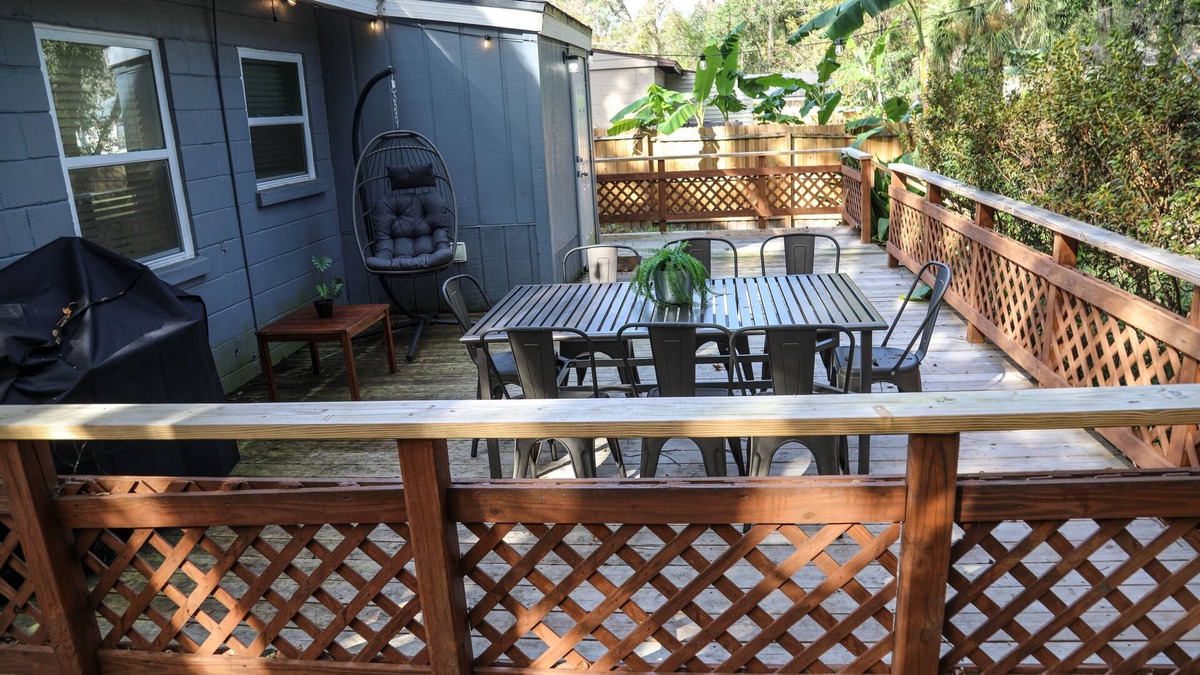 Riverside House | Modern City Haven with Expansive Back Deck and Yard – Sleeps 9