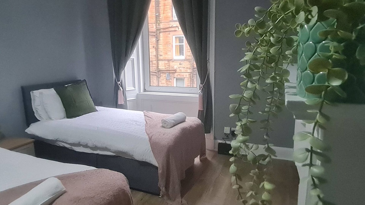 Restalrig Apartment | Modern City side 3 bed with free parking