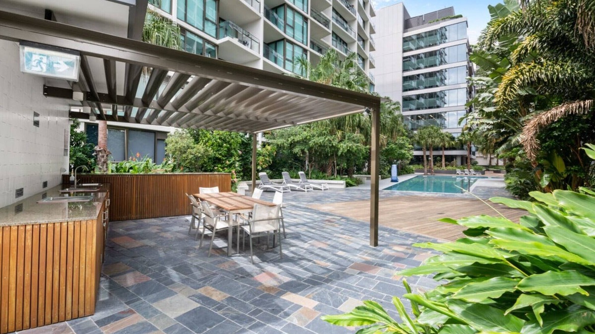 Newstead Apartment | Modern City View Apt Parking Pool Wifi for Busniess & Leisure