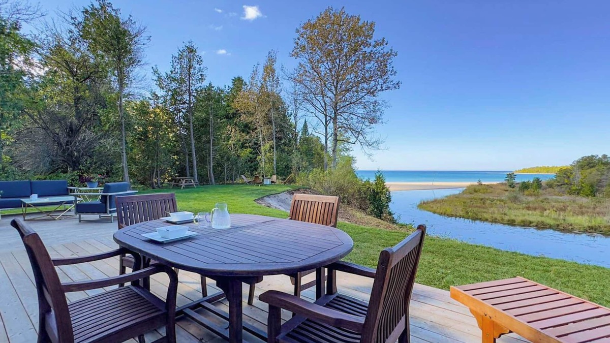 Inverhuron Cottage | Modern Classic *LakeViews*