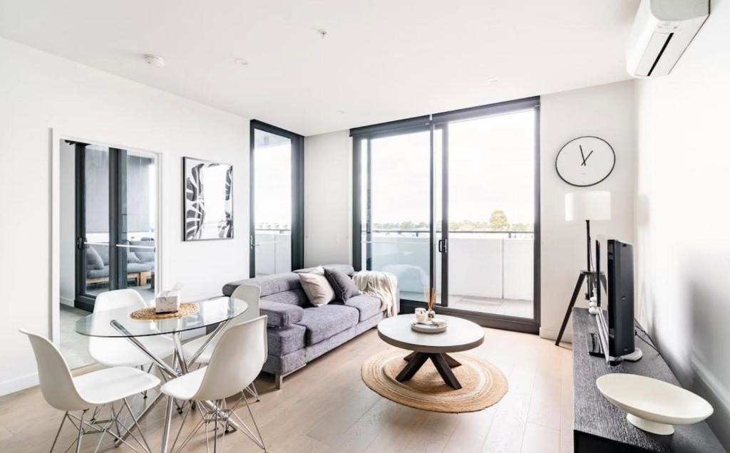 Clayton South Apartment | Modern Clayton apartment close to uni and hospital
