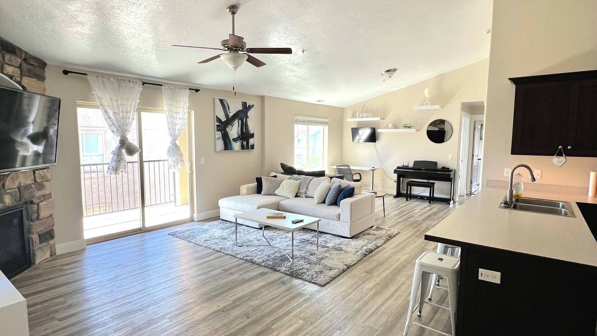 Payson Condo | Modern Clean 2Bed 2Bath Condo. Next to Payson Temple, I15, Walmart, and more!