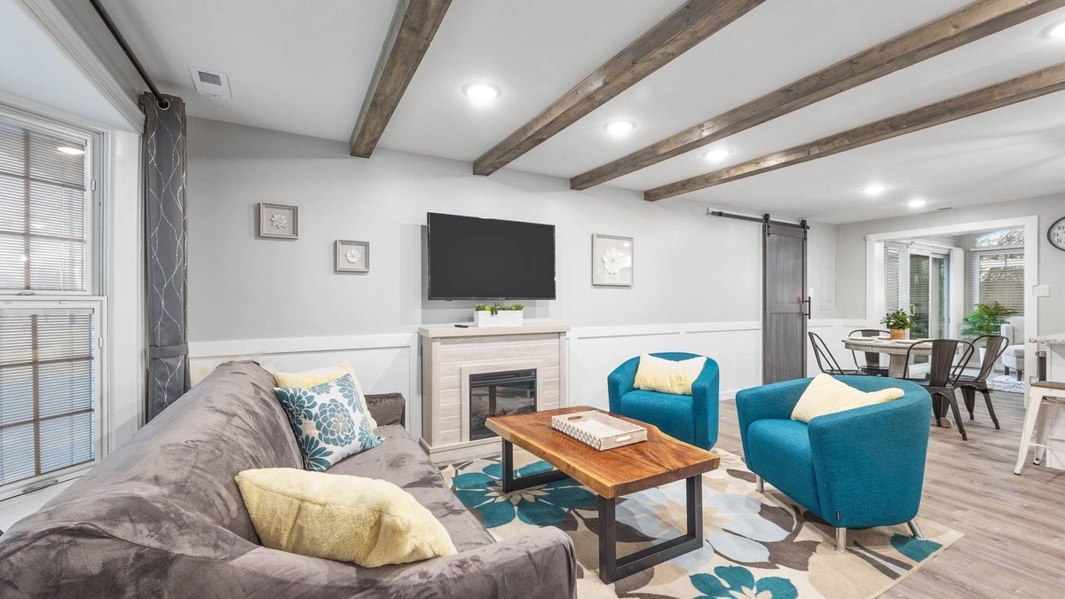 Wasco House | Modern & Clean 3 Bedroom House with Sunroom