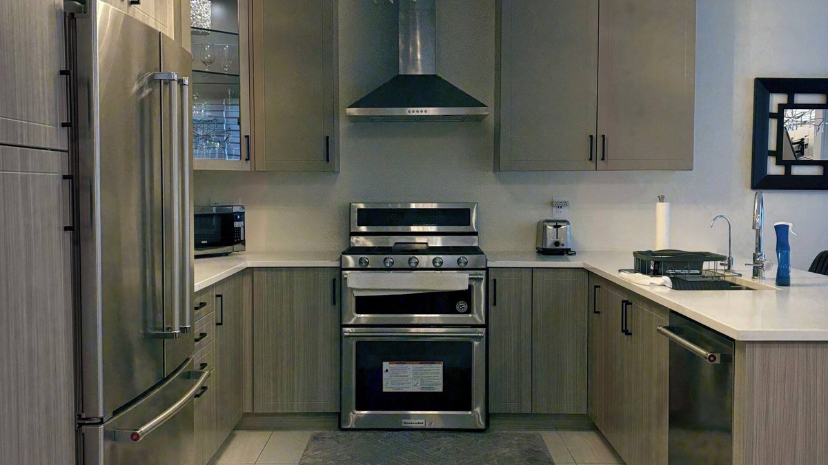 East Gwillimbury House | Modern, Clean place, Free Parking, Quiet Area, New! Super Clean Stay, Near Parks