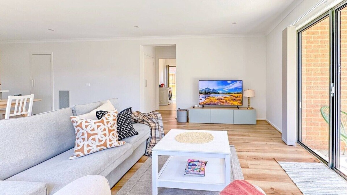 Clyde House | Modern Clyde House Smart TV*Dryer
