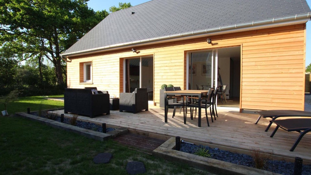 Glatigny Cottage | Modern coastal home pet-friendly with enclosed garden and parking
