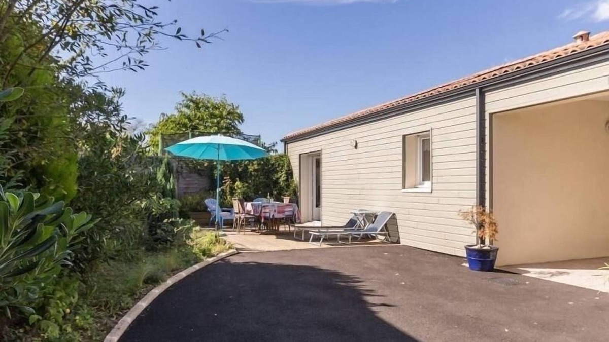 Pornic Cottage | Modern Coastal Home with Garden, Terrace & Parking Near Beaches - Pornic