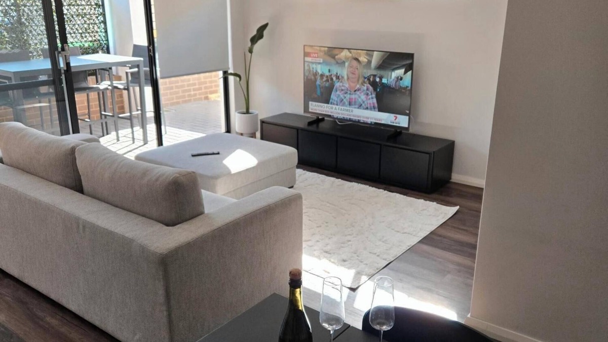 Rockingham Apartment | Modern Coastal Retreat, 2 minutes from Rockingham's Beautifull Coastline