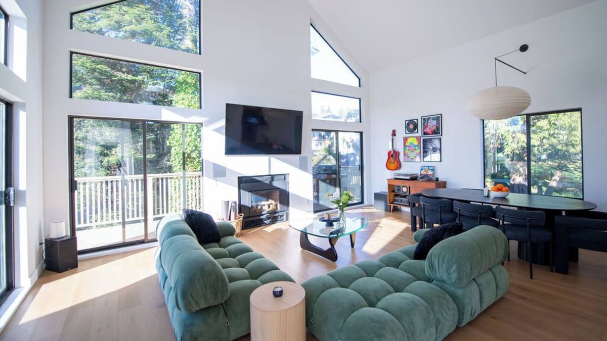 West Sechelt House | Modern Coastal Retreat | 1 Block To The Ocean