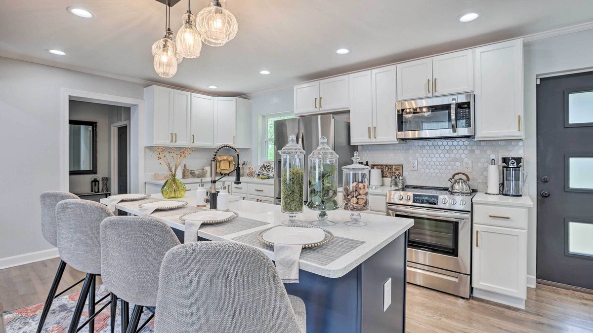 Tuskegee House | Modern, Colorful Home ~ 2 Mi to Tuskegee Uni