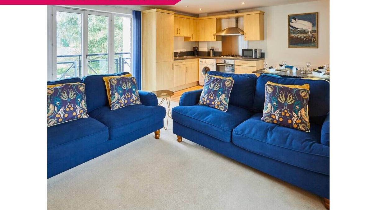 Oadby Apartment | Modern Comfort: 2BR Flat w/Free Parking in Oadby