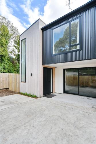 Phillipstown House | Modern Comfort 2BR Townhouse Near CBD - Christchurch Holiday Homes