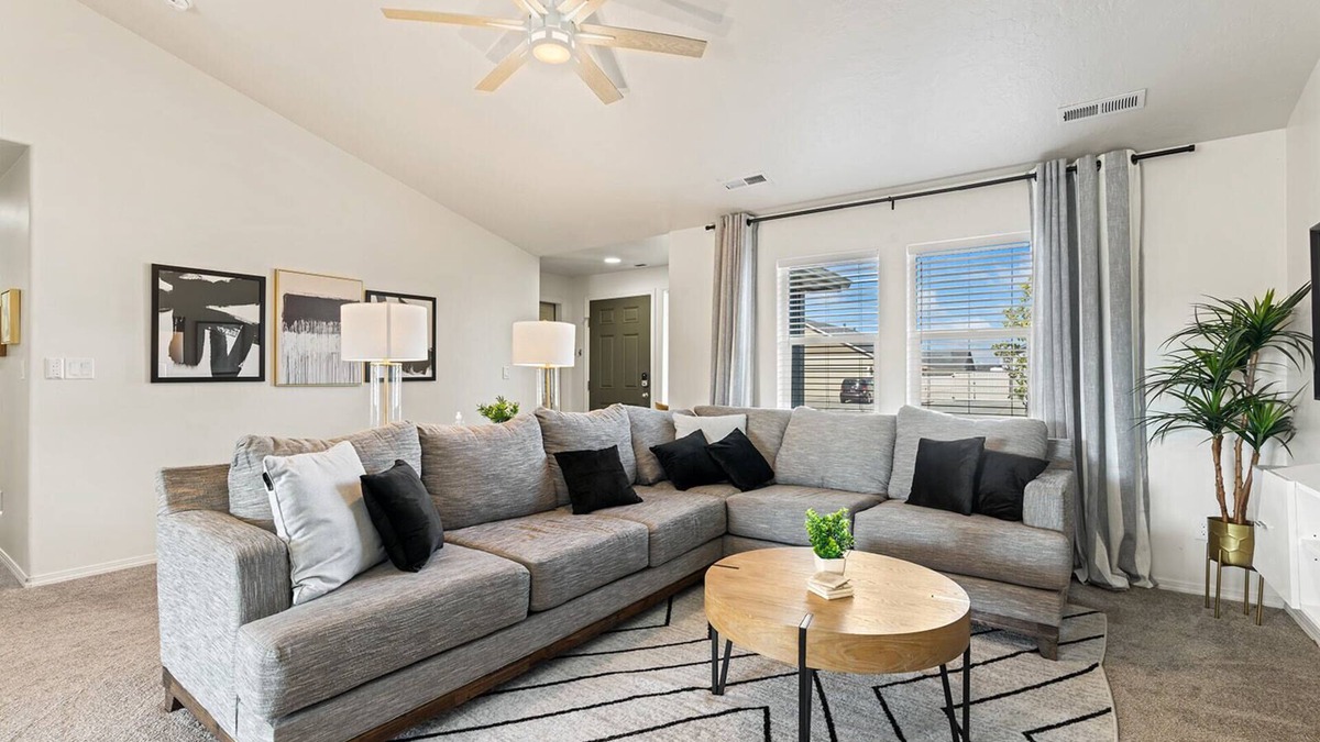 Caldwell House | Modern Comfort 3B, Firepit, Covered Patio, Near C of I & Freeway
