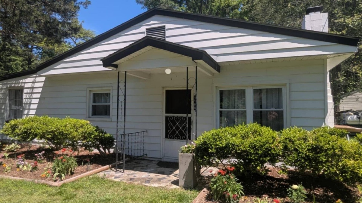 Colonial Beach House | Modern comfort. Bring your boat, walk to the beach. Dog friendly.
