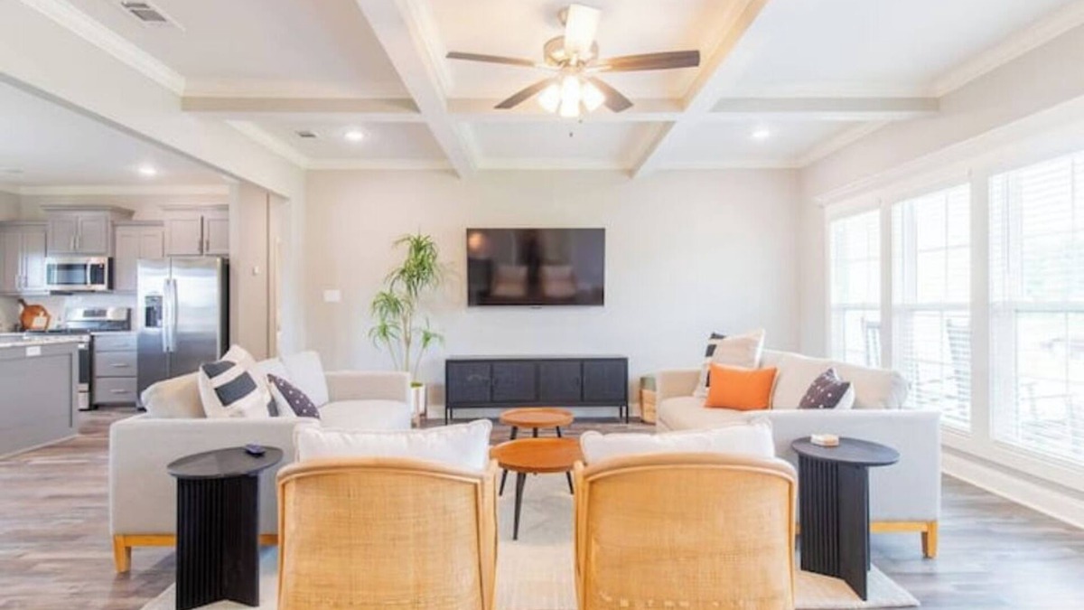 Hahira House | Modern Comfort in a Cozy Retreatn