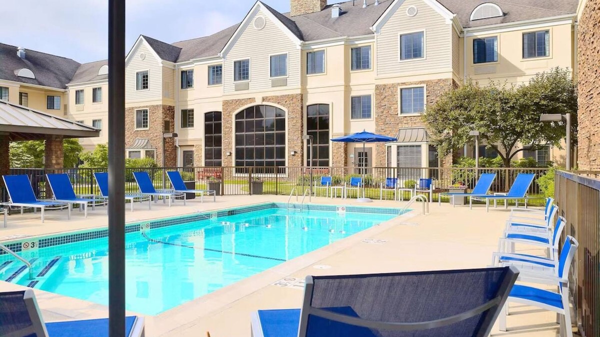 The Galleria Apartment | Modern Comfort in Houston's Shopping Hub! Close to Galleria Mall!