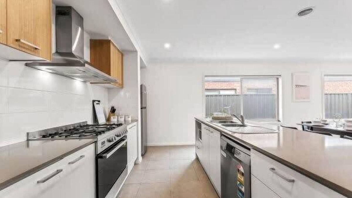 Tarneit House | Modern Comfort in Tarneit-Spacious 4BR Home