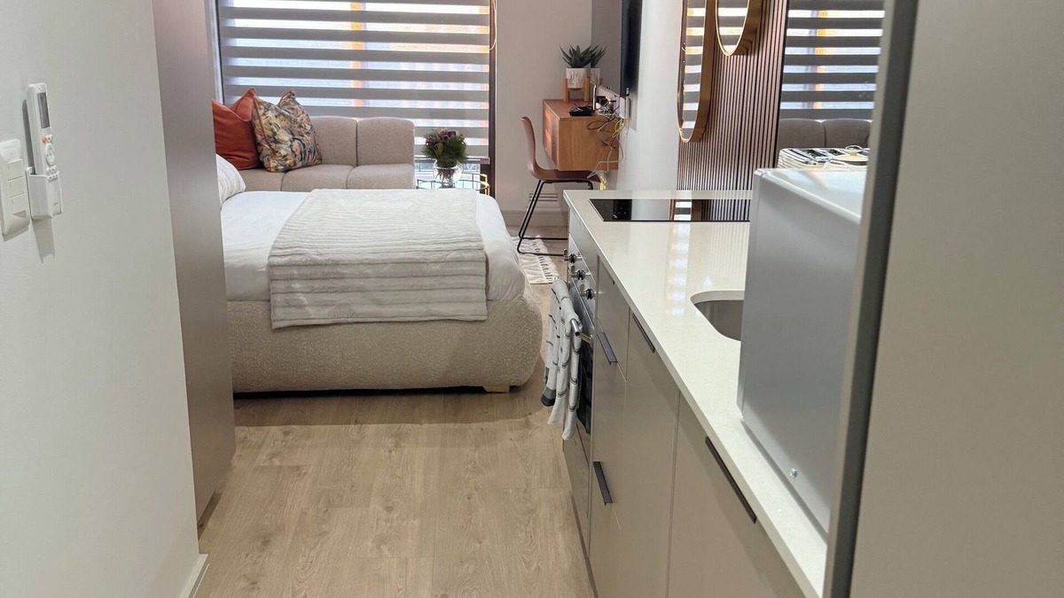 Greater Johannesburg Metropolitan Area Apartment | Modern Comfort in the heart of Rosebank