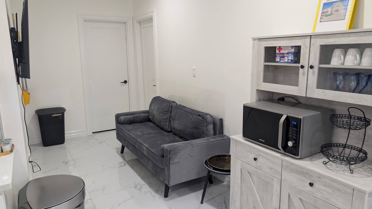 Elmont Apartment | Modern Comfort - Minimal StylenEntire guest suite in Elmont, New York