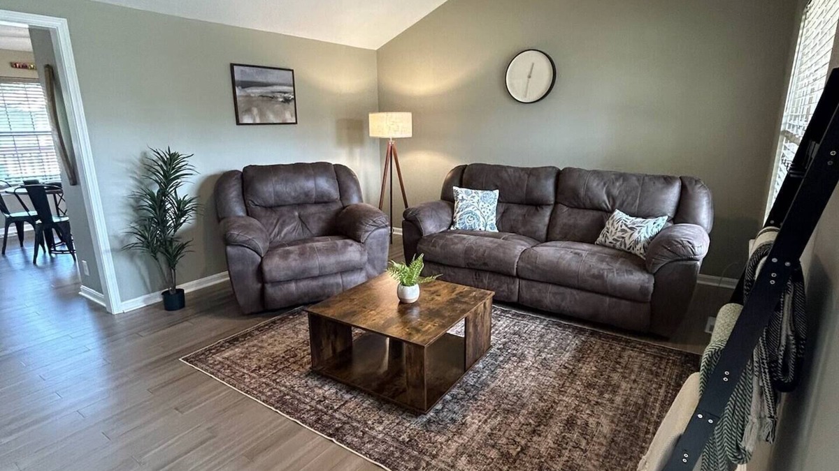 Shepherdsville House | Modern Comfort n Bourbon Trail & Derby Fenced yard full kitchen parking