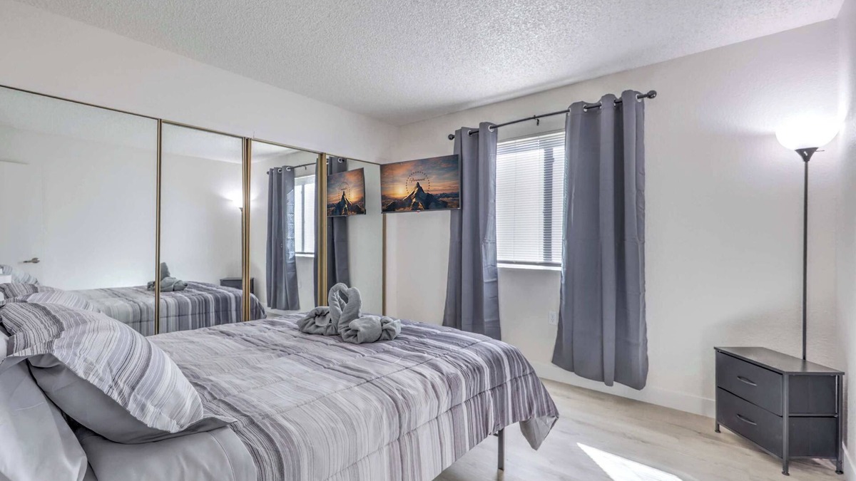 Clark County House | Modern Comfort Near Vegas Attractions! Sleeps 6!