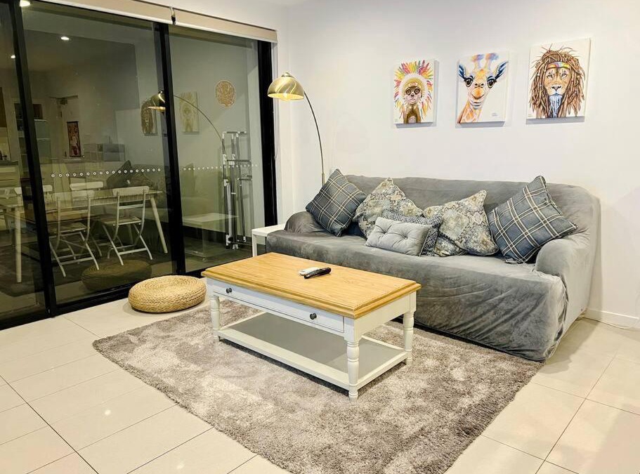 Macgregor Apartment | Modern Comfort near Westfield