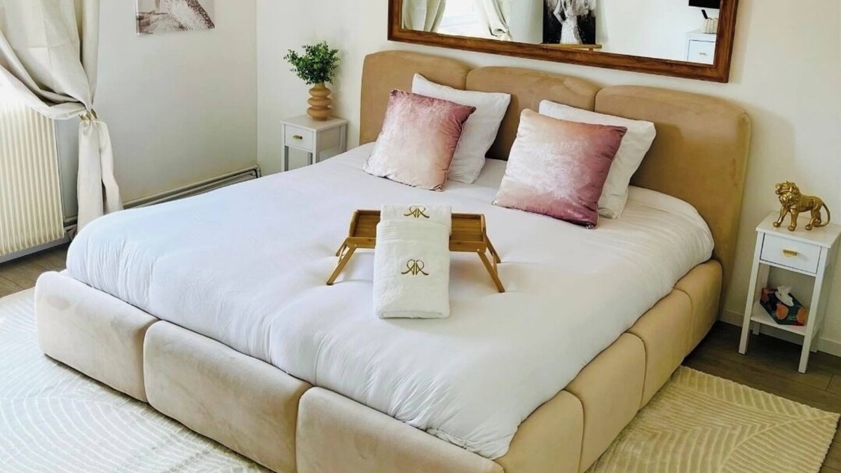 Feignies House | Modern, comfortable 2-bedroom gîte with whirlpool bath & sauna