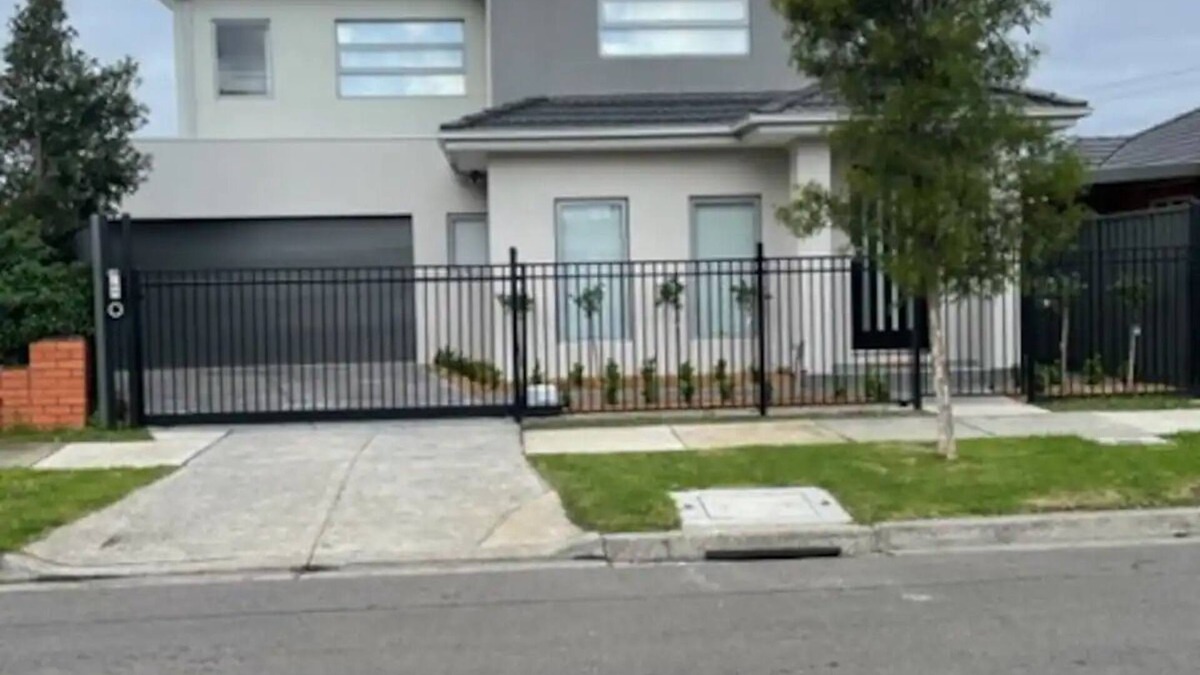 Thomastown House | Modern Comfortable Home, close to transport, 17k CBD