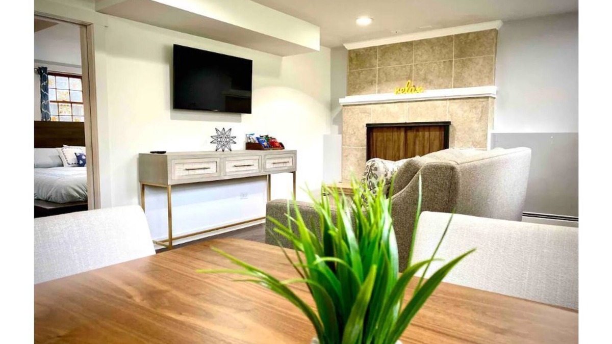 Plato Center House | Modern-comfortable-private suite Beautiful Dundee