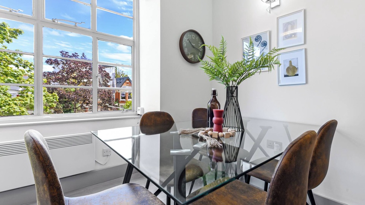 Coppetts Apartment | Modern Comforts 2 BD Flat - Sleeps 5