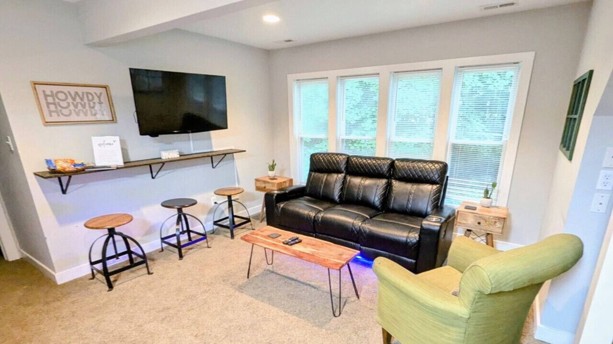North Chesterfield House | Modern Comforts, Classic Charm: Neighborhood Gem