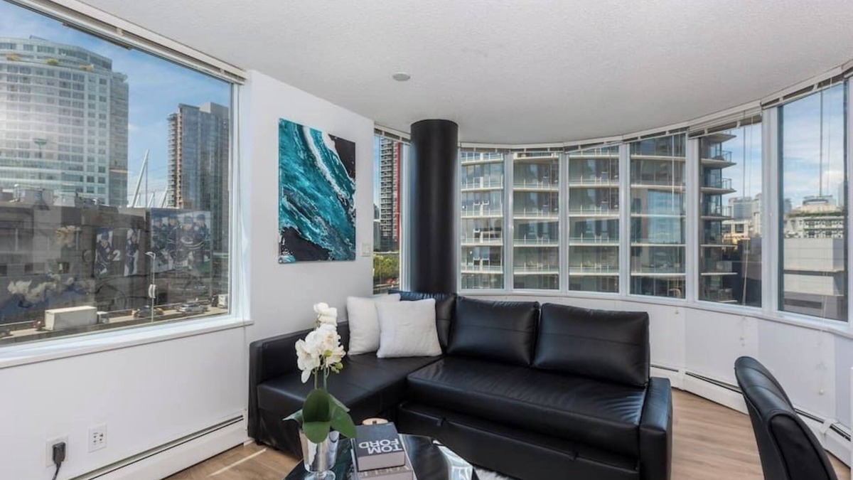 Crosstown Condo | Modern & Comfy in Downtown ~ Views ~ Pool