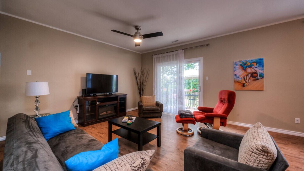 Rosemount House | MODERN COMFY SUITE 2 BDRM-COTTON SHEETS, KITCHEN LIVING/DINING ROOM FIRE PLACE