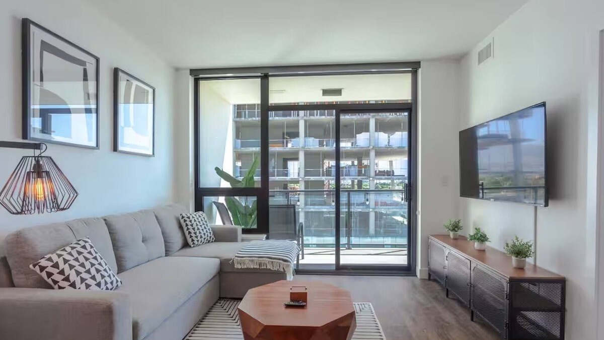 Kelowna Central Business District Condo | Modern Condo Downtown