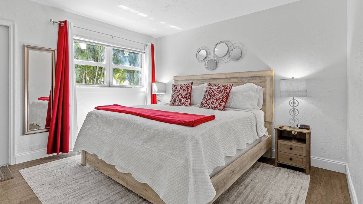 Pineapple Grove Arts District Apartment | Modern Condo Walk to Restaurants & Shops, Bike to Beach, Beach Chairs & Bikes