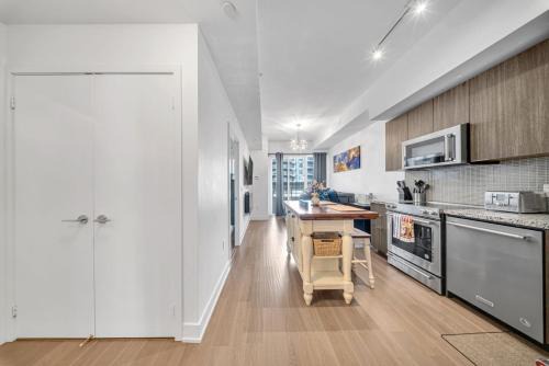 Humber Bay Shores Apartment | Modern Condo with Balcony, Gym and Free Parking