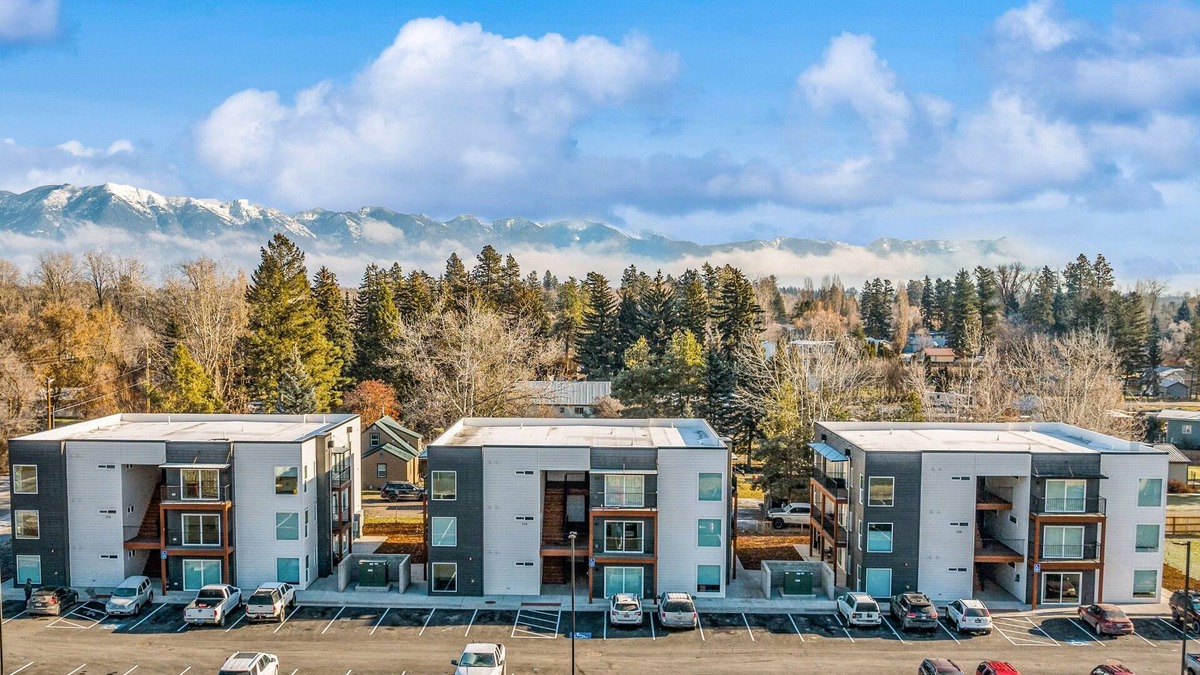Evergreen Apartment | Modern condo with full kitchen & Washer/Dryer - Dog Friendly